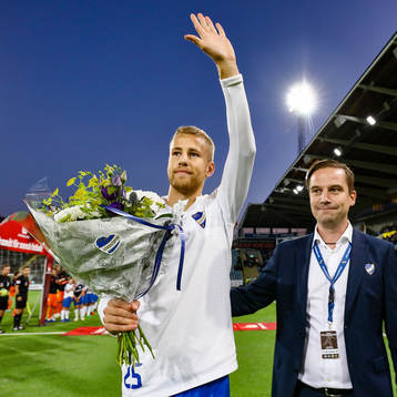 IFK Norrköpings Filip Dagerstål gratuleras av