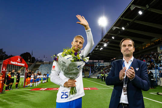 IFK Norrköpings Filip Dagerstål gratuleras av