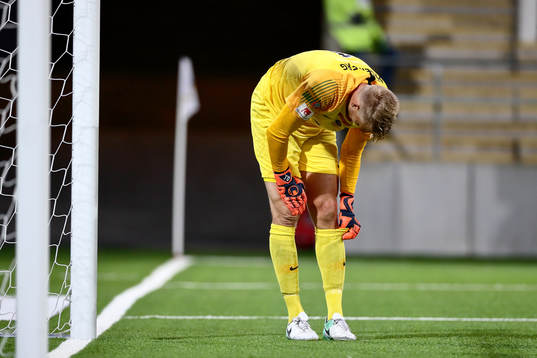 AFC Eskilstunas målvakt Ole Söderberg deppar