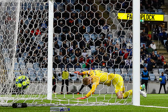 AFC Eskilstunas målvakt Ole Söderberg deppar