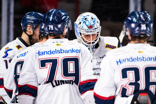 Linköpings målvakt Jacob Johansson deppar med lagkamrater