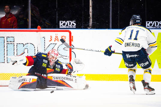 Djurgårdens målvakt Niklas Svedberg räddar skott från