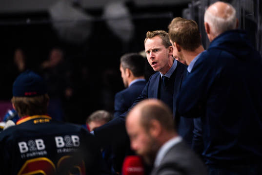 Djurgårdens tränare Robert Ohlsson tar timeout