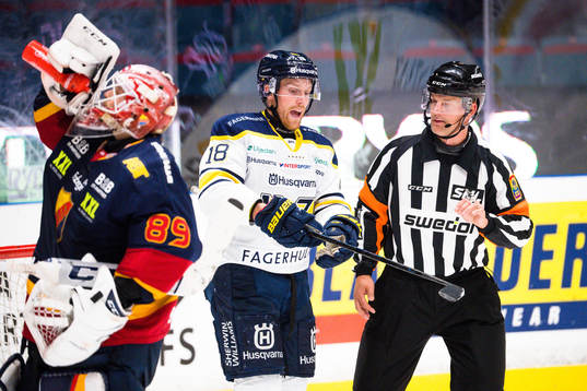 s Joakim Andersson i samtal med domare Mikael Nord bakom