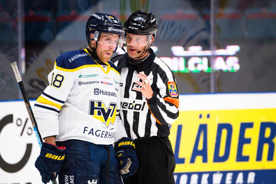 s Joakim Andersson i samtal med domare Mikael Nord