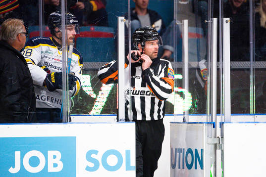 s Joakim Andersson och domare Patrik Sjöberg