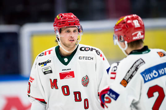 Modos Mathias From diskuterar med Jonathan Johansson