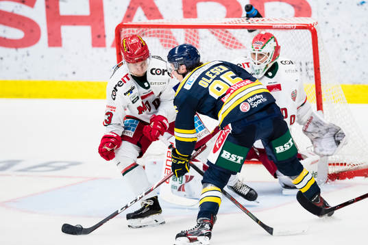 Södertäljes Nick Olesen oroar framför Modos målvakt