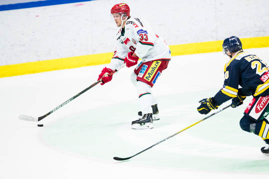 Modos Victor Berglund jagas av Södertäljes Carl Becker