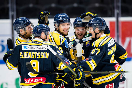 Södertäljes Ludwig Blomstrand (m) jublar med lagkamrater