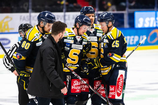 Södertäljes Nick Olesen kollas till av lagkamrater