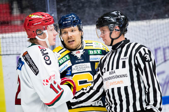 Södertäljes Marcus Oskarsson i diskussion med