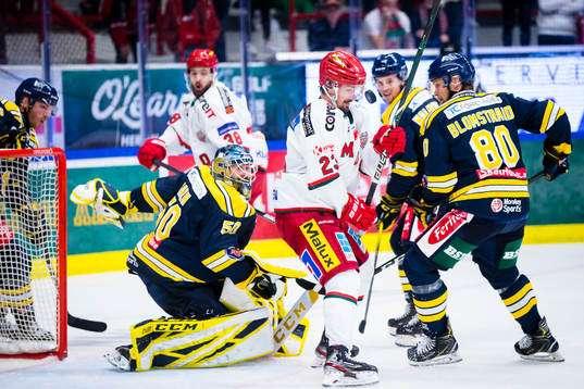 Modos Daniel Sylwander med pucken vid ansiktet