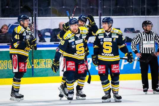 Södertäljes Ludwig Blomstrand (m) gör 6-2 i öppen kasse