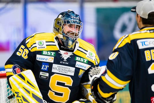 Södertäljes målvakt Alexander Sahlin jublar med målvakt