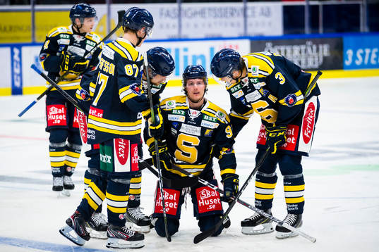 Södertäljes Nick Olesen hjälps upp på benen av