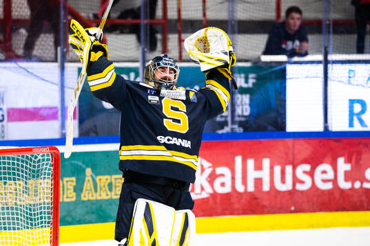 Södertäljes målvakt Alexander Sahlin jublar