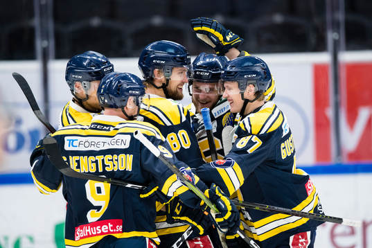Södertäljes Ludwig Blomstrand (m) gör 4-0 och jublar med