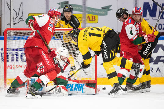 Västerås Fredrik Johansson framför Moras målvakt Olof