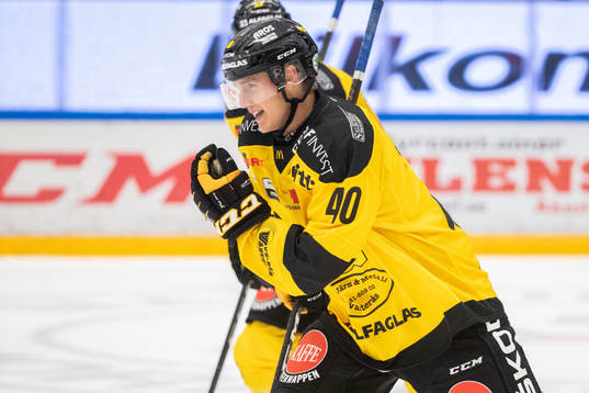 Västerås Isac Skedung jublar