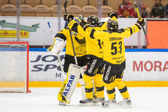 Västerås målvakt Emil Kruse jublar
