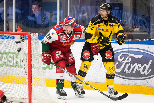 Moras Nils Carnbäck och Västerås Viktor Hertzberg ser