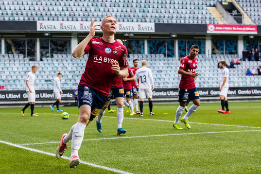 Örgrytes David Engström jublar