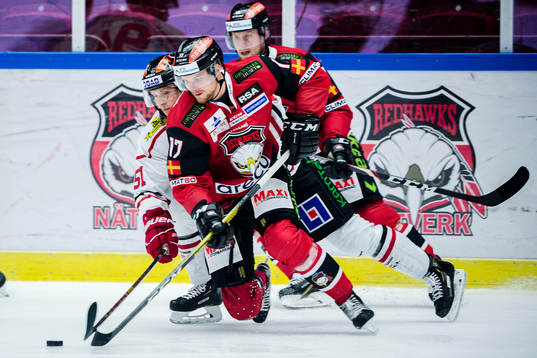 Malmö Redhawks Max Görtz och Örebros Kristian Näkyvä