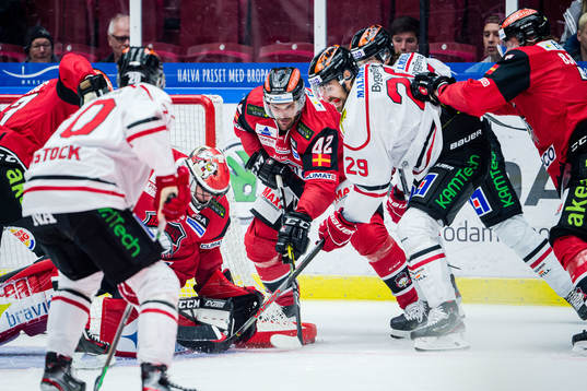Örebros Ludvig Rensfeldt i duell mot Malmö Redhawks
