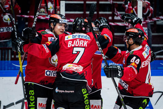 Malmö Redhawks Emil Molin jublar med lagkamrater