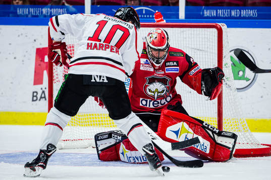 Örebros Shane Harper och Malmö Redhawks målvakt Oscar