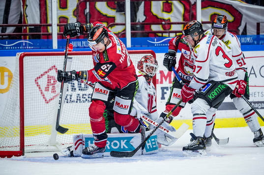Malmö Redhawks Fredrik Händemark framför Örebros