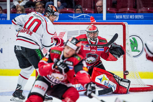 Örebros Shane Harper mot Malmö Redhawks målvakt Oscar