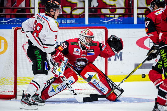 Örebros Joonas Rask och Malmö Redhawks målvakt Oscar
