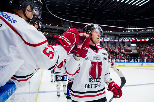 Örebros målvakt Jonas Arntzen och Ryan Stoa jublar