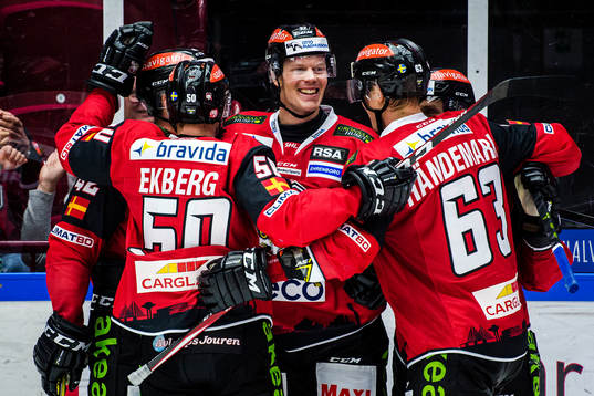 Malmö Redhawks Lars Bryggman jublar med lagkamrater