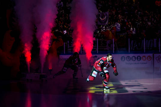 Malmö Redhawks Niklas Arell kommer in på isen innan