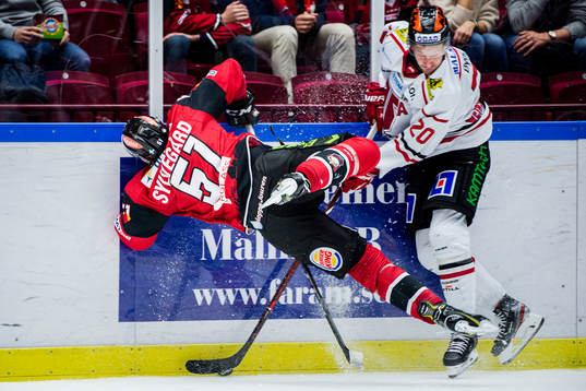 Malmö Redhawks Emil Sylvegård i en närkamp med Örebros