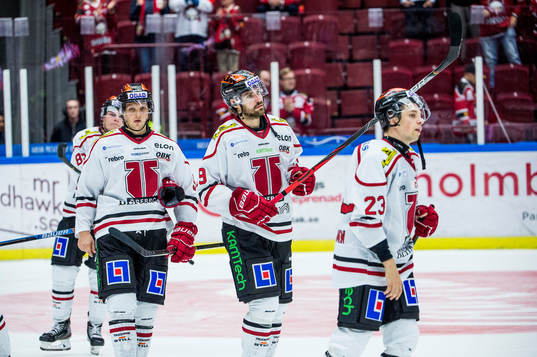 Örebros Ludvig Rensfeldt i mitten deppar med lagkamraterna