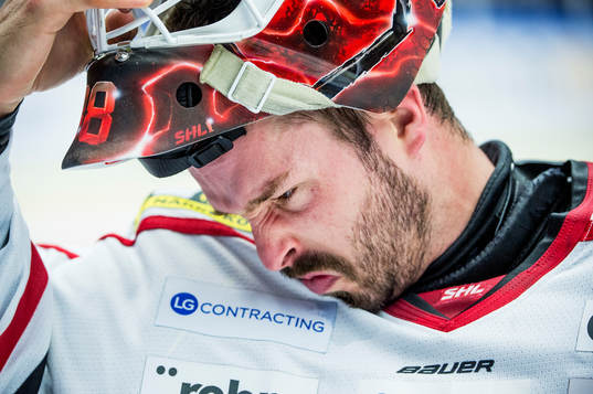 Örebros målvakt Dominik Furch deppar