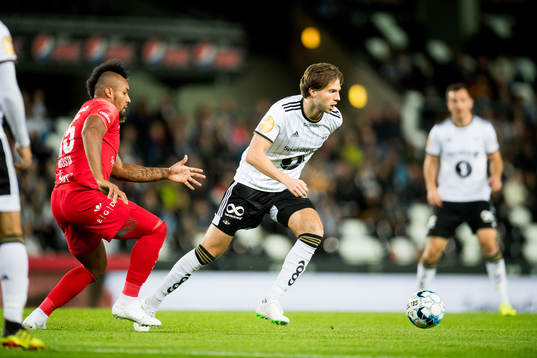 Bismar Acosta of Brann and Marius Lundemo of Rosenborg