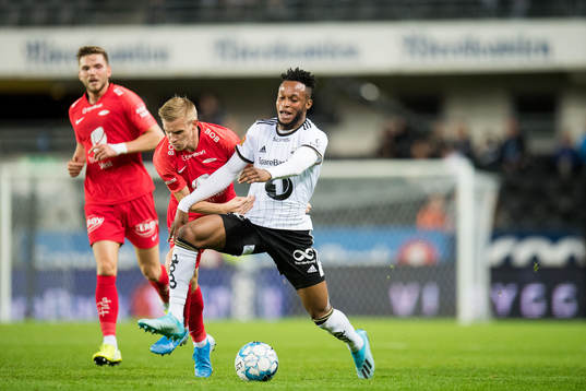 Taijo Teniste of Brann and Samuel Adegbenro of Rosenborg