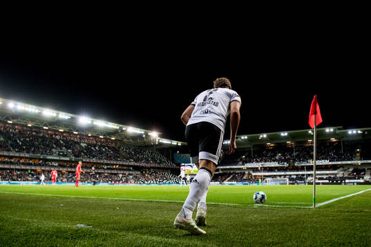 Vegar Eggen Hedenstad with a corner kick