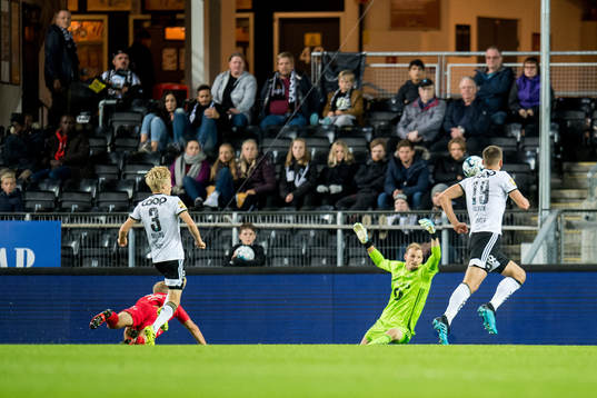 Thomas Grøgaard of Brann, Birger Meling and goalkeeper
