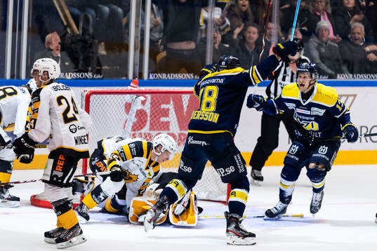 s Oscar Sundh jublar med Joakim Andersson