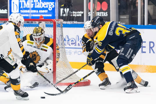 s Anthony Camara och Skellefteås Jonathan Pudas i kamp