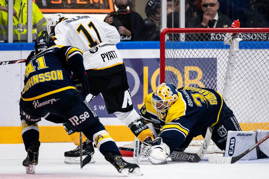 s målvakt Jonas Gunnarsson blockerar pucken framför