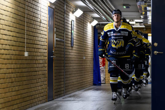 s spelare med Oscar Sundh i spetsen på väg ut till