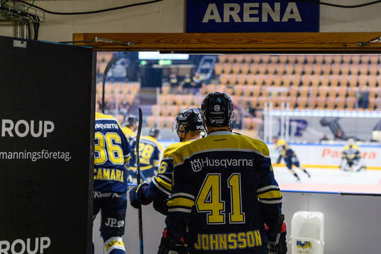 s Johan Johnsson på väg ut till uppvärmning