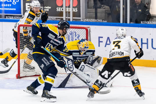 s målvakt Jonas Gunnarsson räddar skott med Niclas